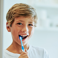 Junge beim Zähne putzen