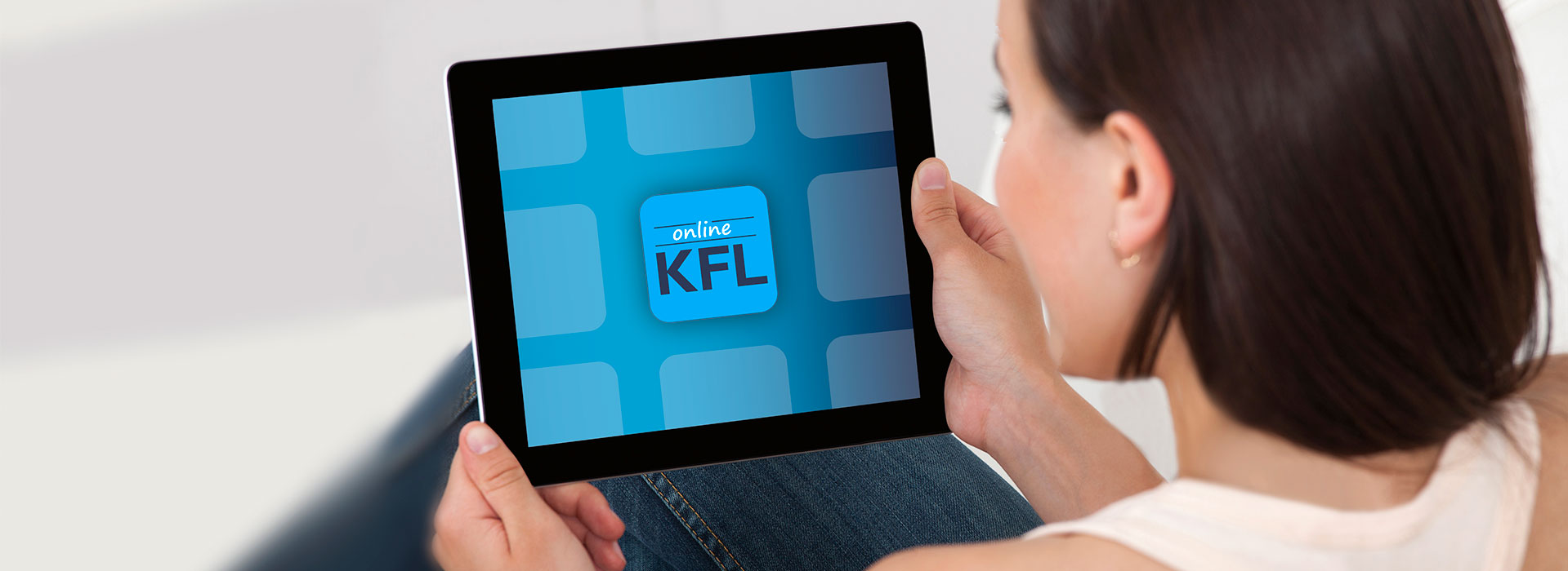 Frau mit Tablet, welches KFL Online anzeigt